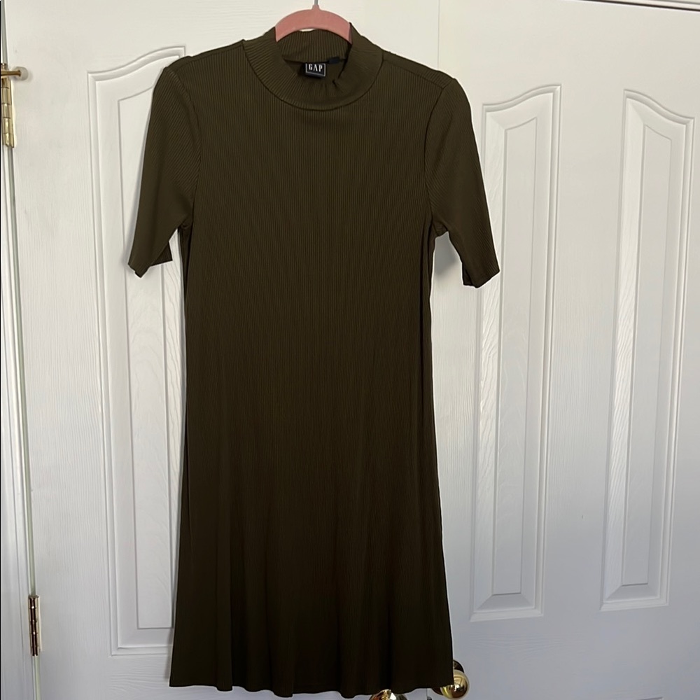 Green Pleated Sheath Dress with Mock Neck and Short Sleeves for Casual Work